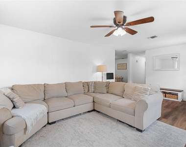617 Johnson St - Photo Thumbnail 5