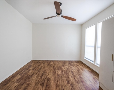 2106 Lamplight Village Cir - Photo Thumbnail 11