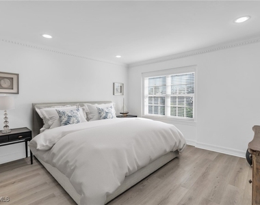 271 Broad Avenue S - Photo Thumbnail 6