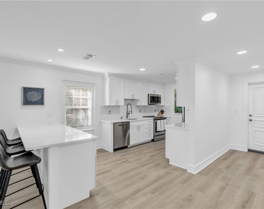 271 Broad Avenue S - Photo Thumbnail 5