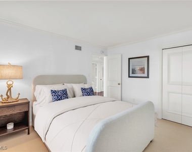 271 Broad Avenue S - Photo Thumbnail 10