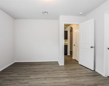 411 Brushback Drive - Photo Thumbnail 9