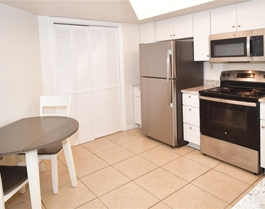 690 Island Way - Photo Thumbnail 9