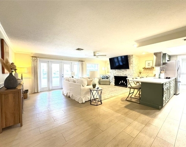 1004 Se 5th Avenue - Photo Thumbnail 3