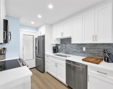 1300 Gulf Shore Boulevard N - Photo Thumbnail 2