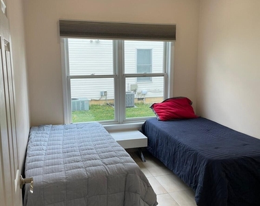110 Poplar Avenue - Photo Thumbnail 12