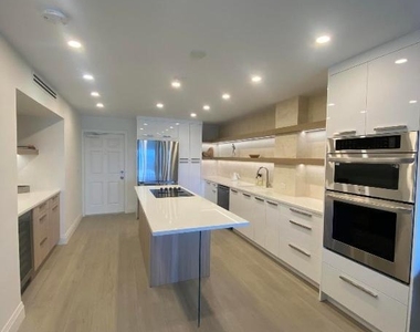 1021 Hillsboro Mile - Photo Thumbnail 8