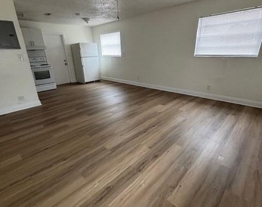 2632 Nw 18th Terrace - Photo Thumbnail 3
