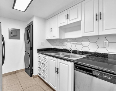 220 Lakeview Drive - Photo Thumbnail 5