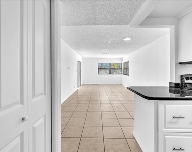 220 Lakeview Drive - Photo Thumbnail 2