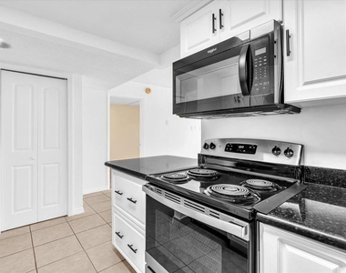 220 Lakeview Drive - Photo Thumbnail 9