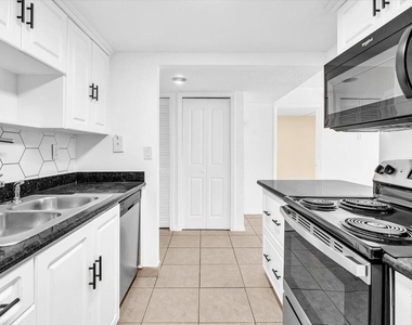 220 Lakeview Drive - Photo Thumbnail 10