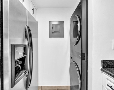 220 Lakeview Drive - Photo Thumbnail 7