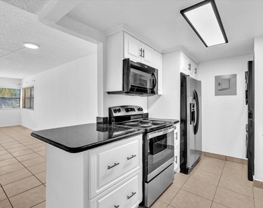 220 Lakeview Drive - Photo Thumbnail 3