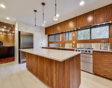800 Leonard St - Photo Thumbnail 10