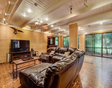 800 Leonard St - Photo Thumbnail 3