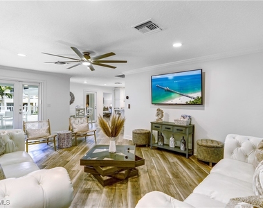 370 6th Avenue S - Photo Thumbnail 6