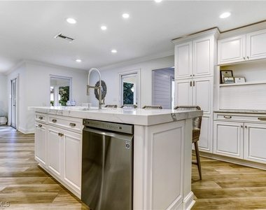 370 6th Avenue S - Photo Thumbnail 10