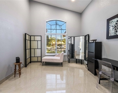 1400 Castle Crest Drive - Photo Thumbnail 8