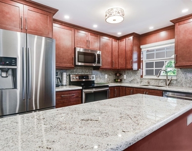 773 Jeffery Street - Photo Thumbnail 4