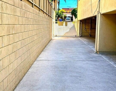 1441 S Hayworth Avenue - Photo Thumbnail 7