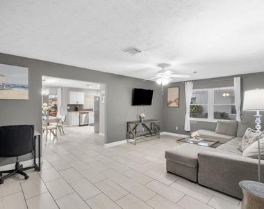 730 Se White Avenue - Photo Thumbnail 4