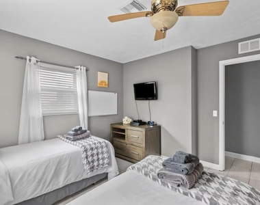 730 Se White Avenue - Photo Thumbnail 6