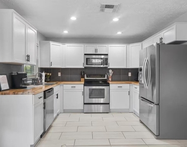 730 Se White Avenue - Photo Thumbnail 8