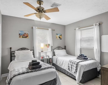 730 Se White Avenue - Photo Thumbnail 5