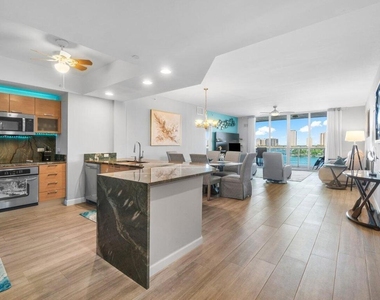 2640 Lake Shore Drive - Photo Thumbnail 16