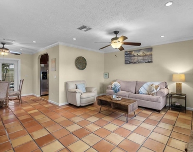 991 Se Walters Terrace - Photo Thumbnail 9