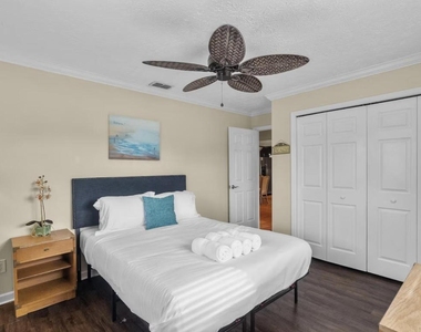 991 Se Walters Terrace - Photo Thumbnail 10