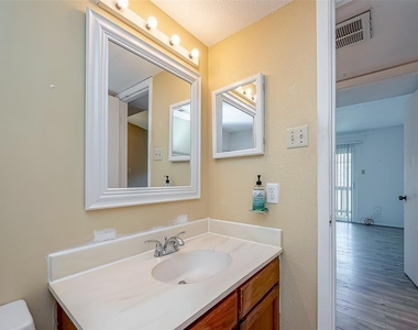 10555 Turtlewood Court - Photo Thumbnail 24