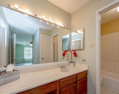 10555 Turtlewood Court - Photo Thumbnail 31