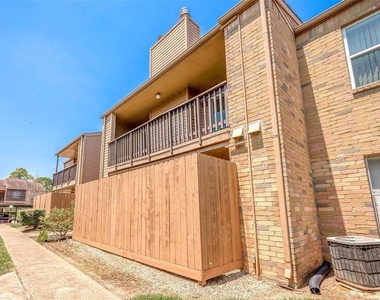 10555 Turtlewood Court - Photo Thumbnail 4