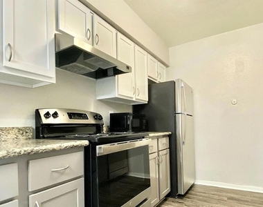 874 Yorkchester Dr - Photo Thumbnail 4