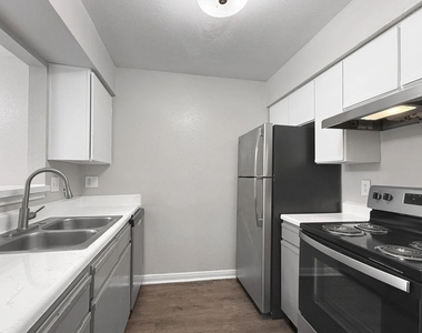 874 Yorkchester Dr - Photo Thumbnail 3