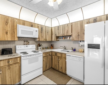 7700 Sun Island Drive S - Photo Thumbnail 4