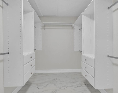 4520 Pine Hollow Drive - Photo Thumbnail 17