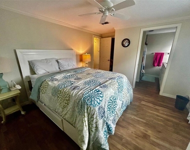5742 Camelot Drive N - Photo Thumbnail 4