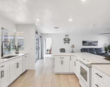 2410 Cass Street - Photo Thumbnail 9