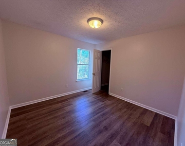 4825 Red Oak Drive - Photo Thumbnail 6