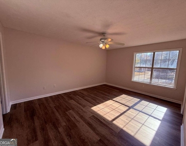 4825 Red Oak Drive - Photo Thumbnail 4
