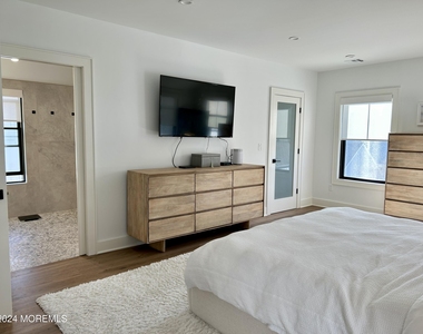 411 Sylvania Avenue - Photo Thumbnail 15