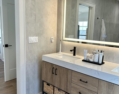 411 Sylvania Avenue - Photo Thumbnail 19