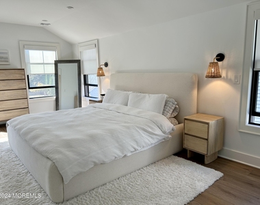 411 Sylvania Avenue - Photo Thumbnail 14