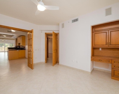 1228 Hillsboro Mile - Photo Thumbnail 12