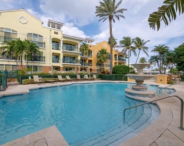 1228 Hillsboro Mile - Photo Thumbnail 17