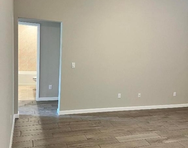 5951 Nw Baynard Drive - Photo Thumbnail 4