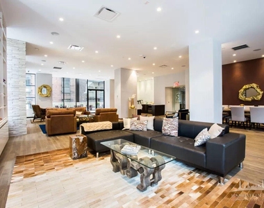 W 48th St - Photo Thumbnail 4